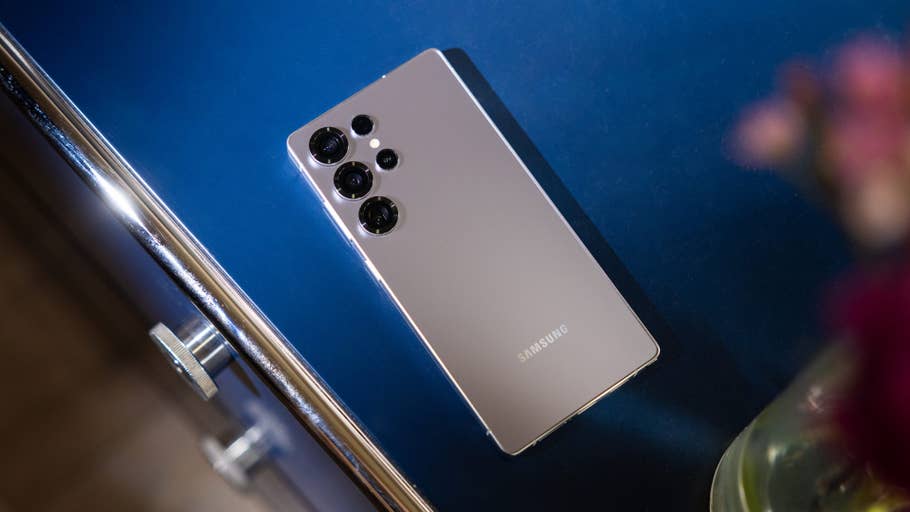 Samsung Galaxy S25 Ultra-Smartphone auf einer blauen Oberfläche.