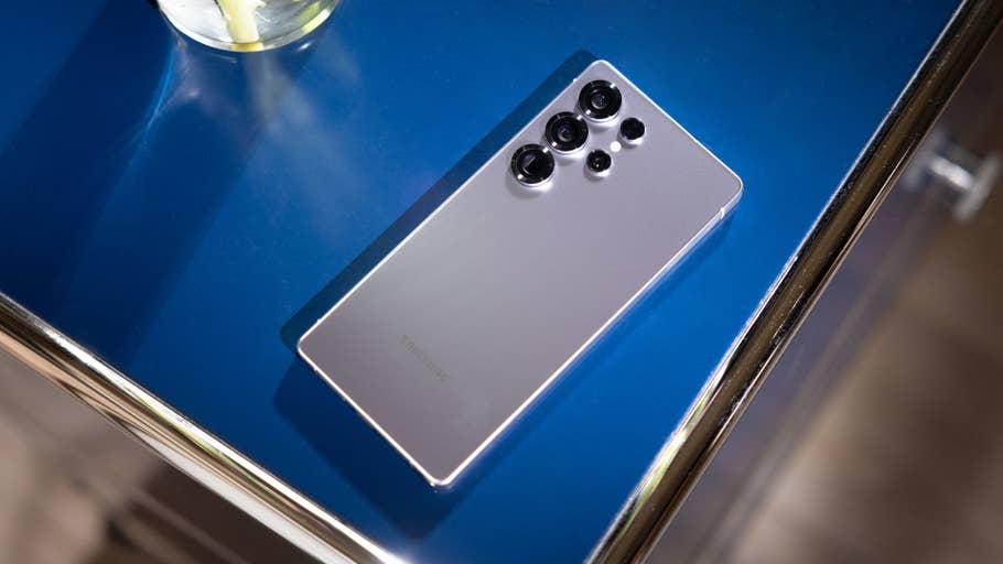 Ein Samsung Galaxy S25 Ultra Smartphone auf einer blauen Tischoberfläche.