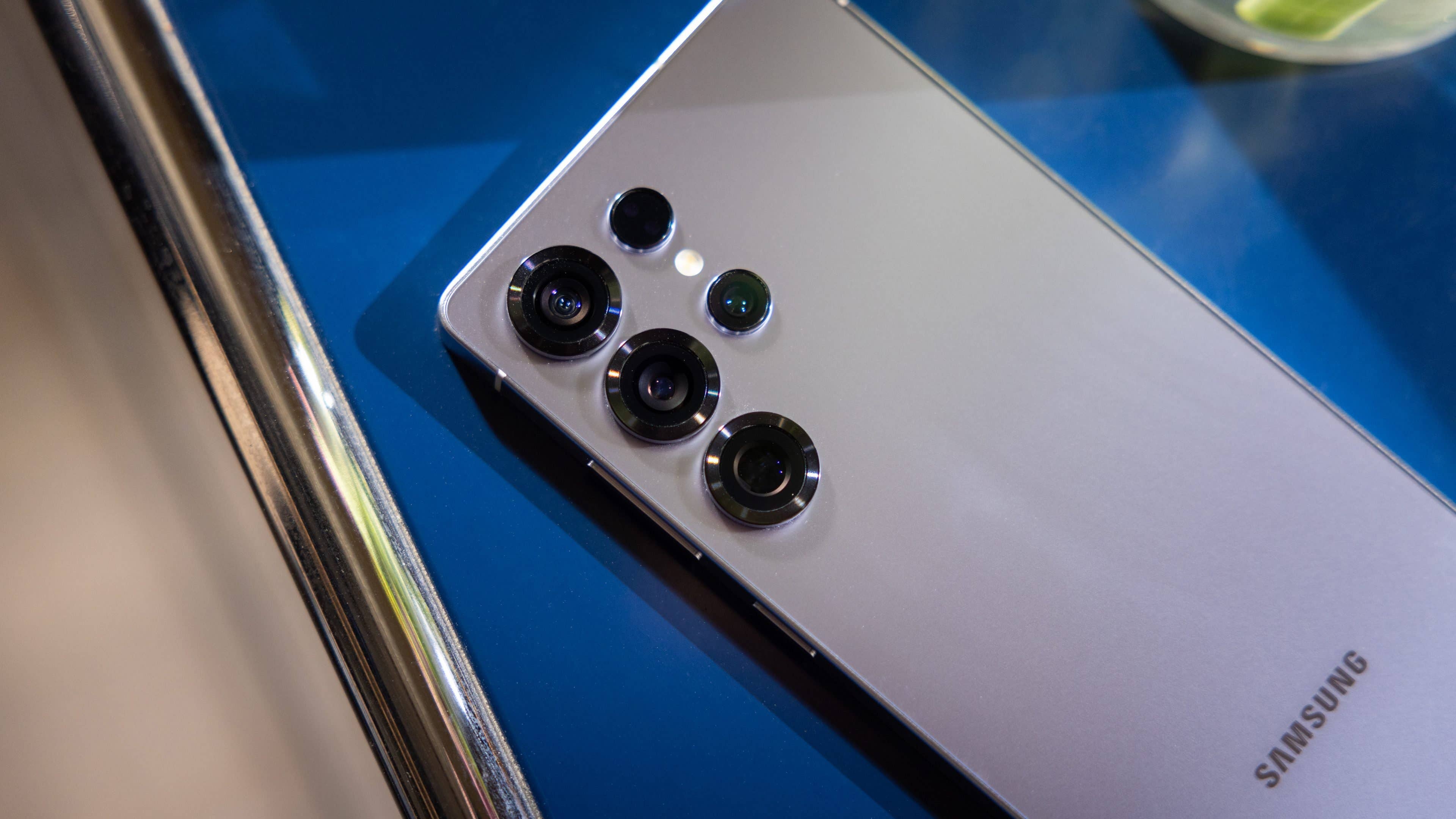 Samsung Galaxy S25 Ultra Smartphone mit mehreren Kameralinsen auf blauer Oberfläche. Samsung Galaxy S25 Ultra Smartphone mit mehreren Kameralinsen auf blauer Oberfläche.