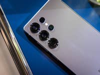 Samsung Galaxy S25 Ultra Smartphone mit mehreren Kameralinsen auf blauer Oberfläche.