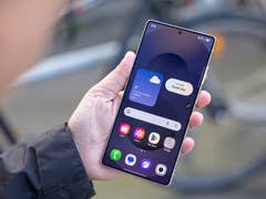 Eine Person hält ein Samsung Galaxy S25 Ultra Smartphone, das Wetterinformationen und App-Icons anzeigt.