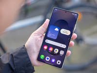Eine Person hält ein Samsung Galaxy S25 Ultra Smartphone, das Wetterinformationen und App-Icons anzeigt.