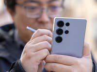 Eine Person hält ein Samsung Galaxy S25 Ultra Smartphone mit einem Stylus und konzentriert sich auf die Kamera des Geräts.