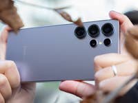 Eine Person hält die Rückseite eines Samsung Galaxy S25 Ultra Smartphones zwischen getrockneten Blättern.