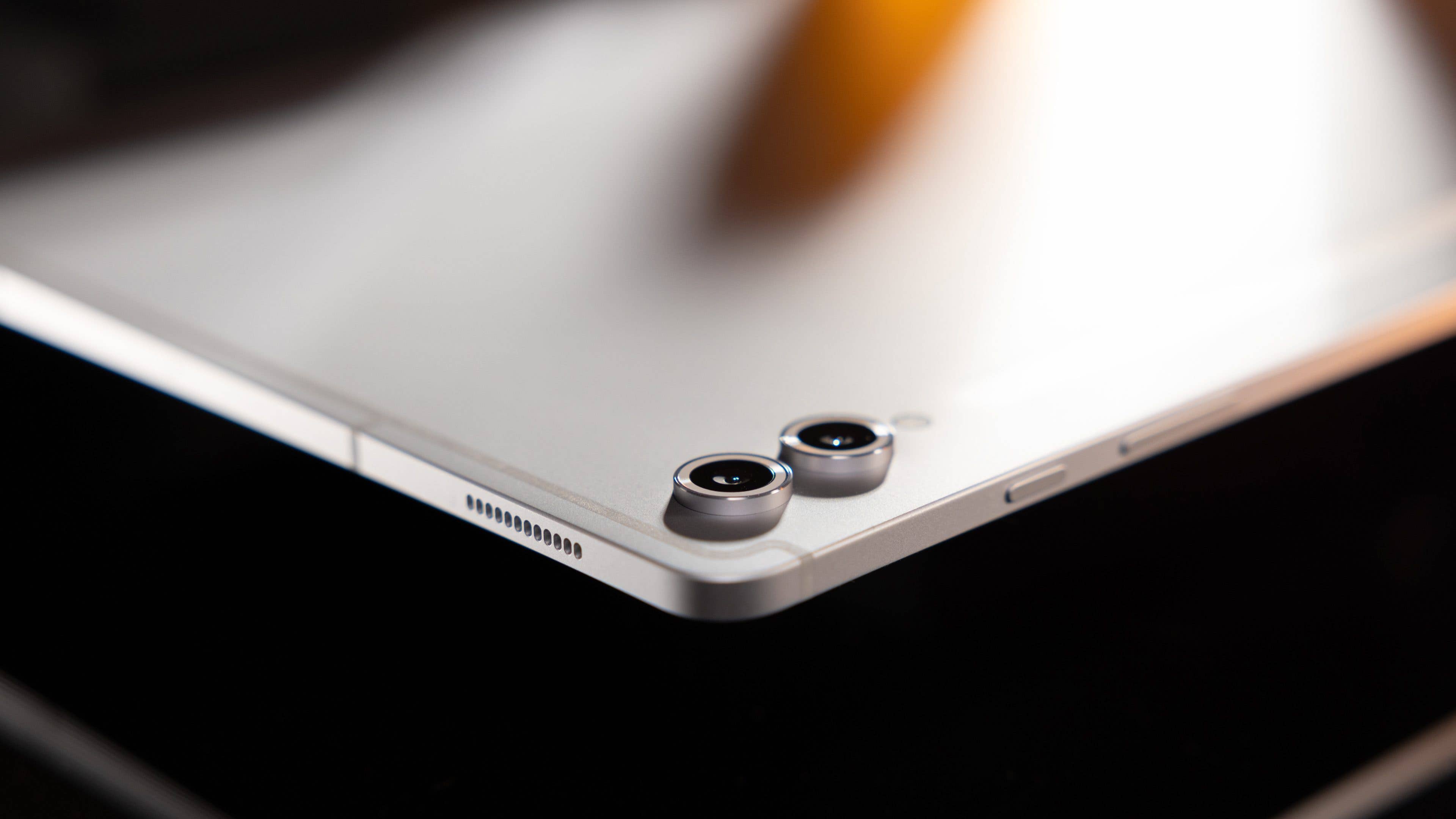 Blick auf die Rückseite des Galaxy Tab S10 Ultra mit Fokus auf die rückseitigen Kameras