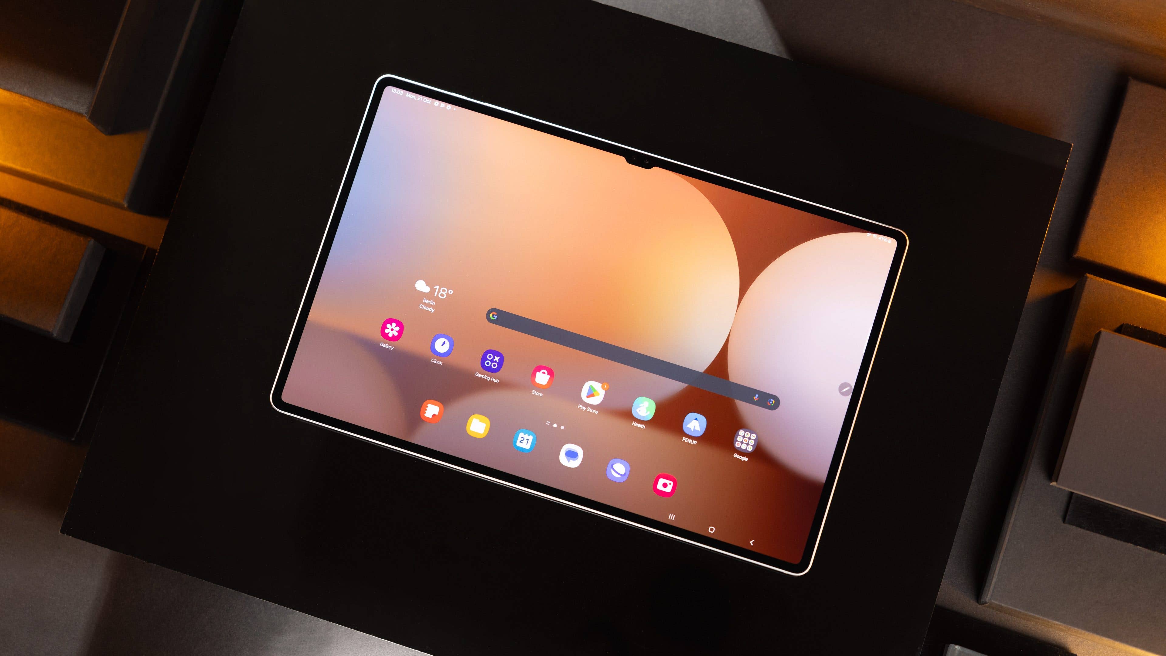Galaxy Tab S10 Ultra liegt auf dem Tisch mit eingeschaltetem Display