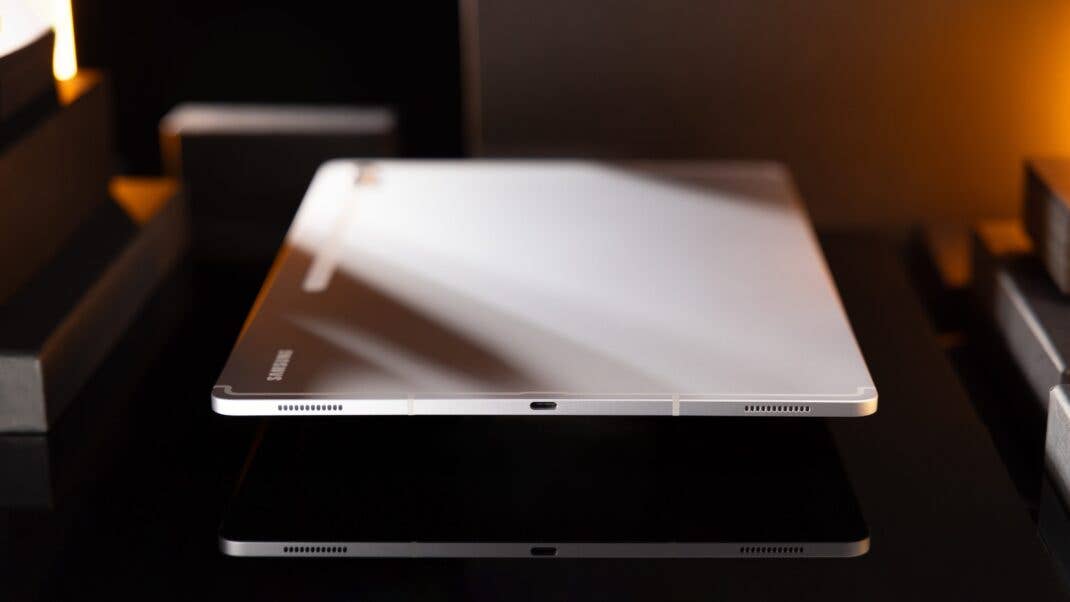 Blick auf eine Seite des Galaxy Tab S10 Ultra zeigt zwei der Speaker und dazwischen den USB-Typ-C-Port
