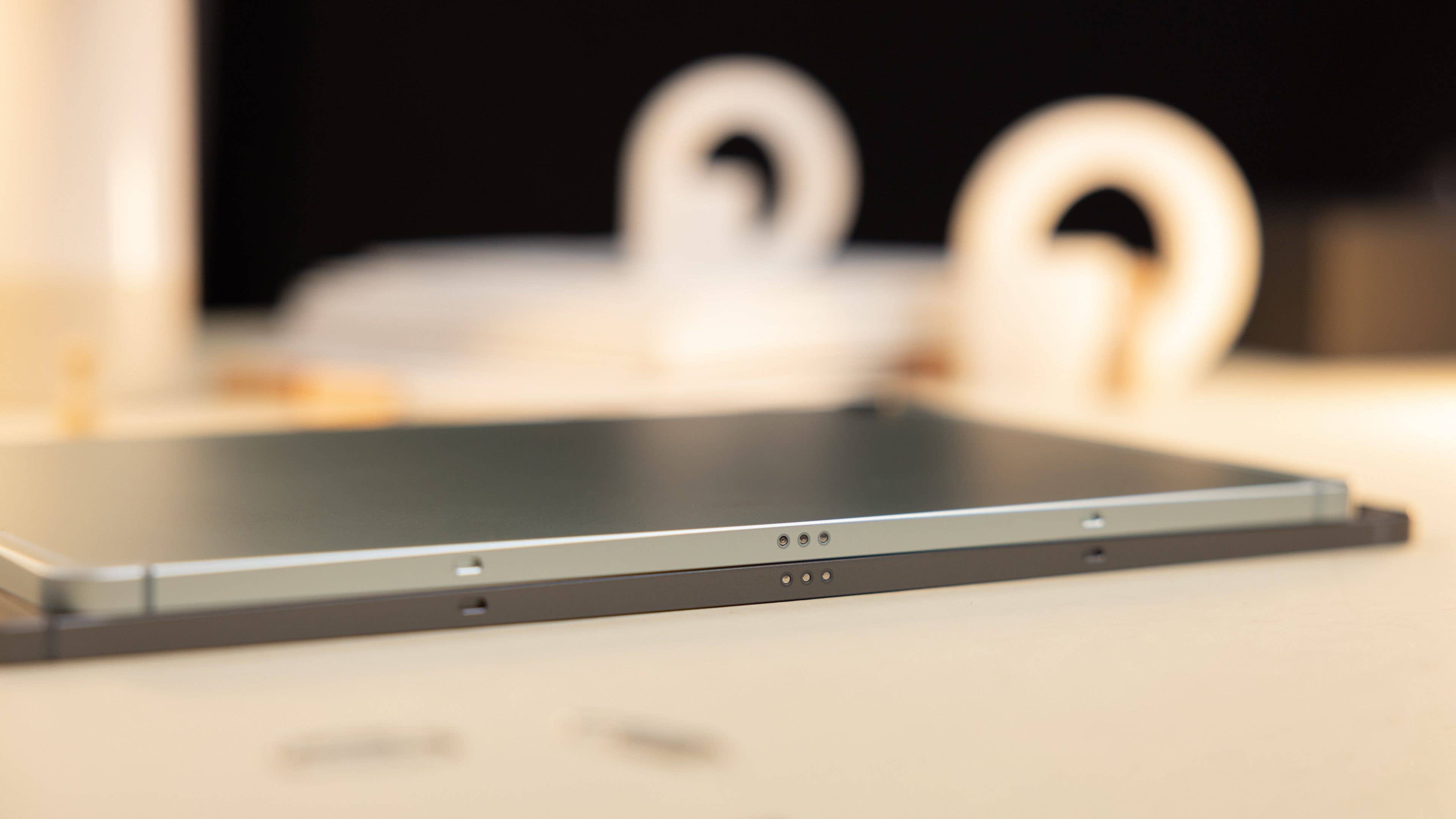 Blick auf die Pogo-Pins des Tablets