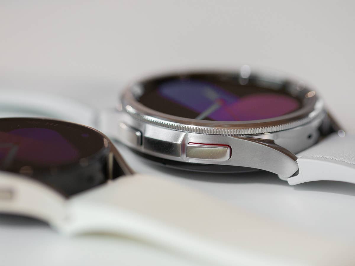 Das Armband der Samsung Galaxy Watch 6 scheint sich recht häufig selbstständig zu lösen. Samsung Galaxy Watch 6 (Classic) in Nahaufnahme