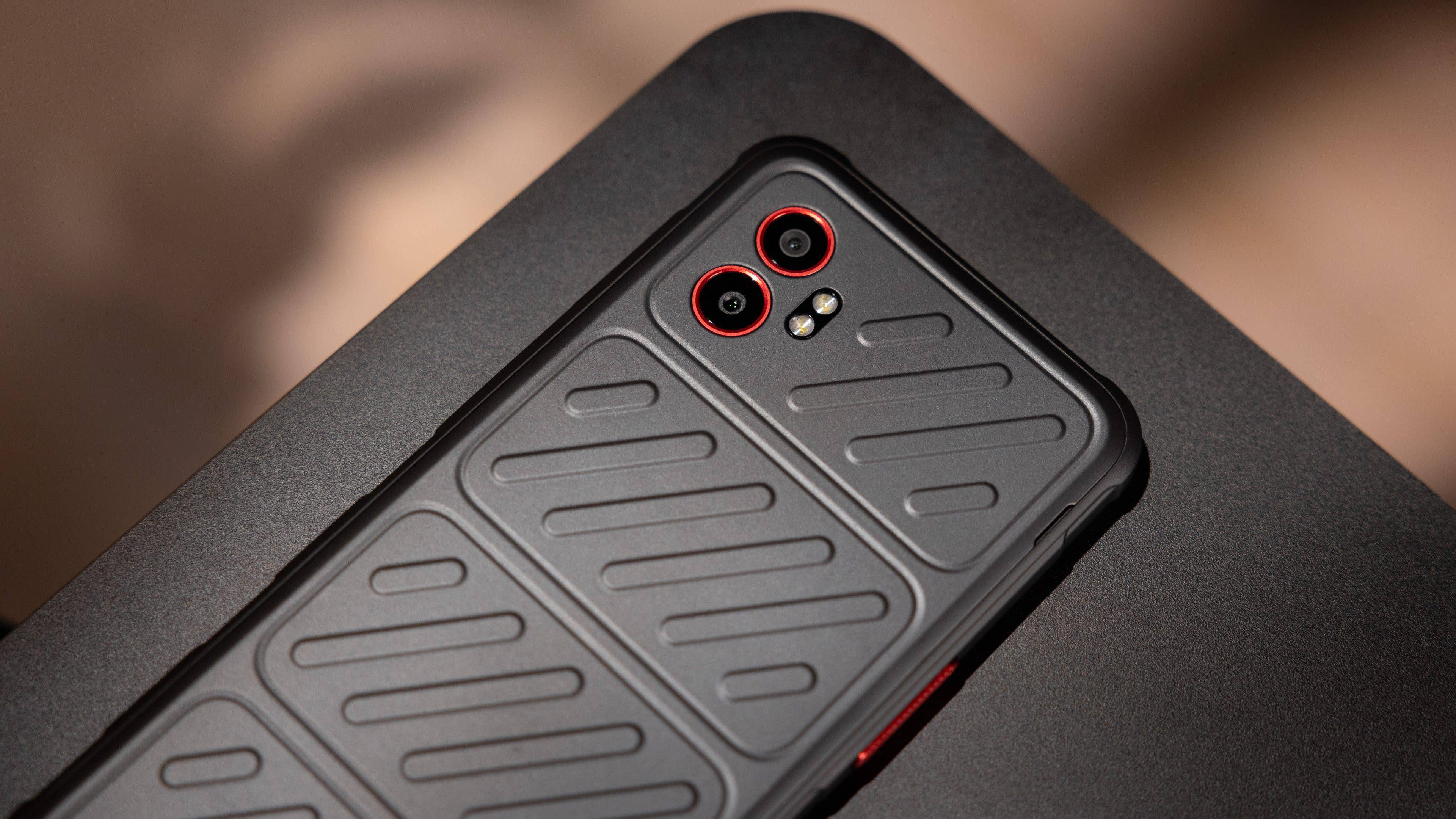 Nahaufnahme eines Samsung Galaxy XCover 7 Pro-Smartphones mit strukturiertem Rücken und Dualkameras. Nahaufnahme eines Samsung Galaxy XCover 7 Pro-Smartphones mit strukturiertem Rücken und Dualkameras.