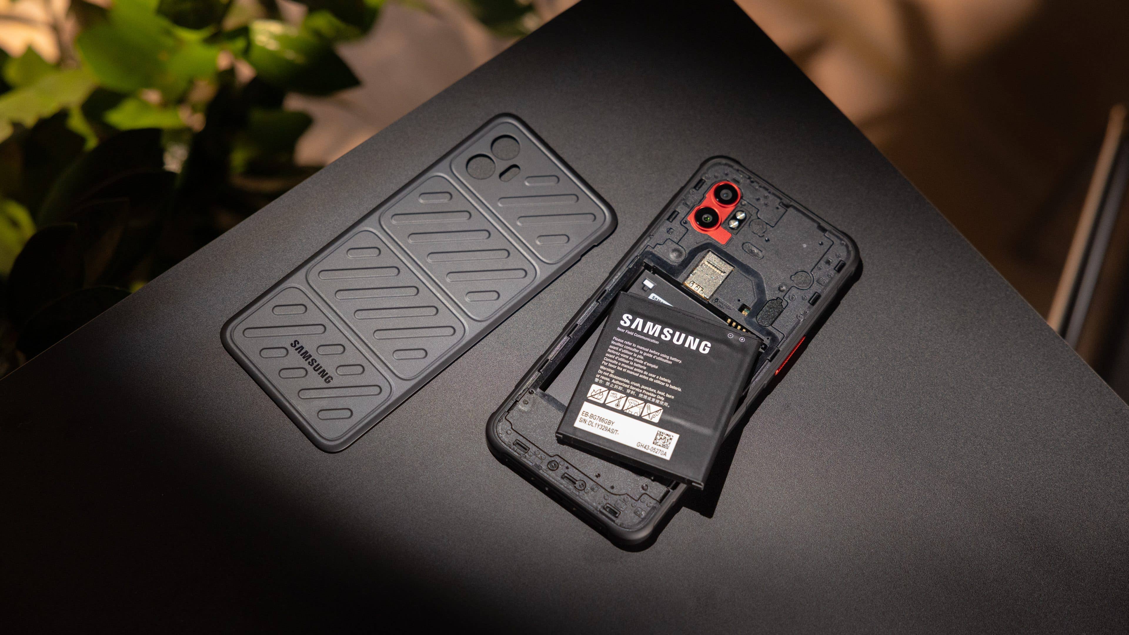 Samsung Galaxy XCover 7 Pro mit abnehmbarem Akku und Schutzhülle auf einer dunklen Oberfläche. Samsung Galaxy XCover 7 Pro mit abnehmbarem Akku und Schutzhülle auf einer dunklen Oberfläche.