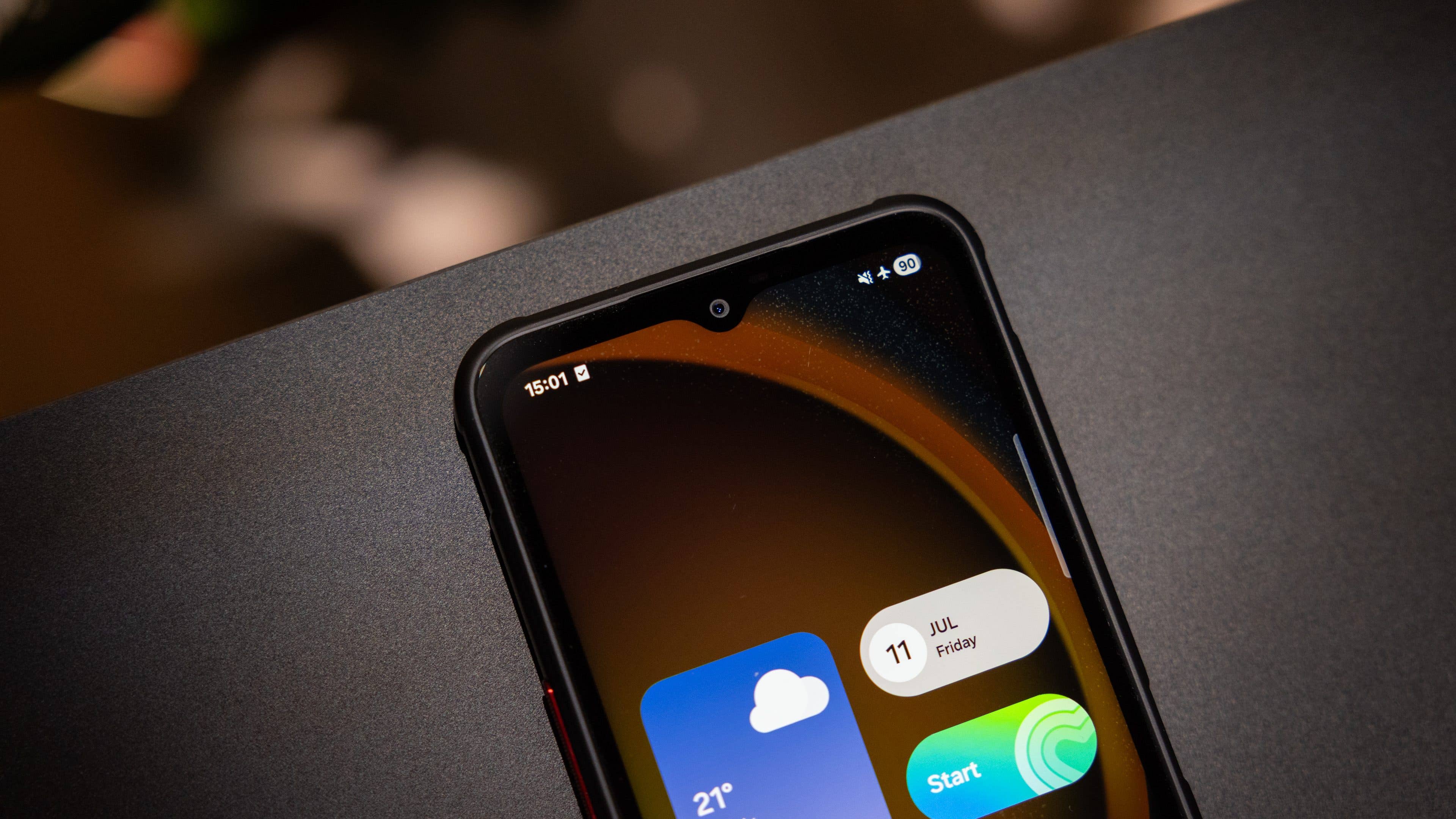 Samsung Galaxy XCover 7 Pro Smartphone zeigt Uhrzeit und Wetter auf dem Bildschirm. Samsung Galaxy XCover 7 Pro Smartphone zeigt Uhrzeit und Wetter auf dem Bildschirm.