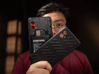 Eine Person hält ein Samsung Galaxy XCover 7 Pro Smartphone und seine Schutzhülle.