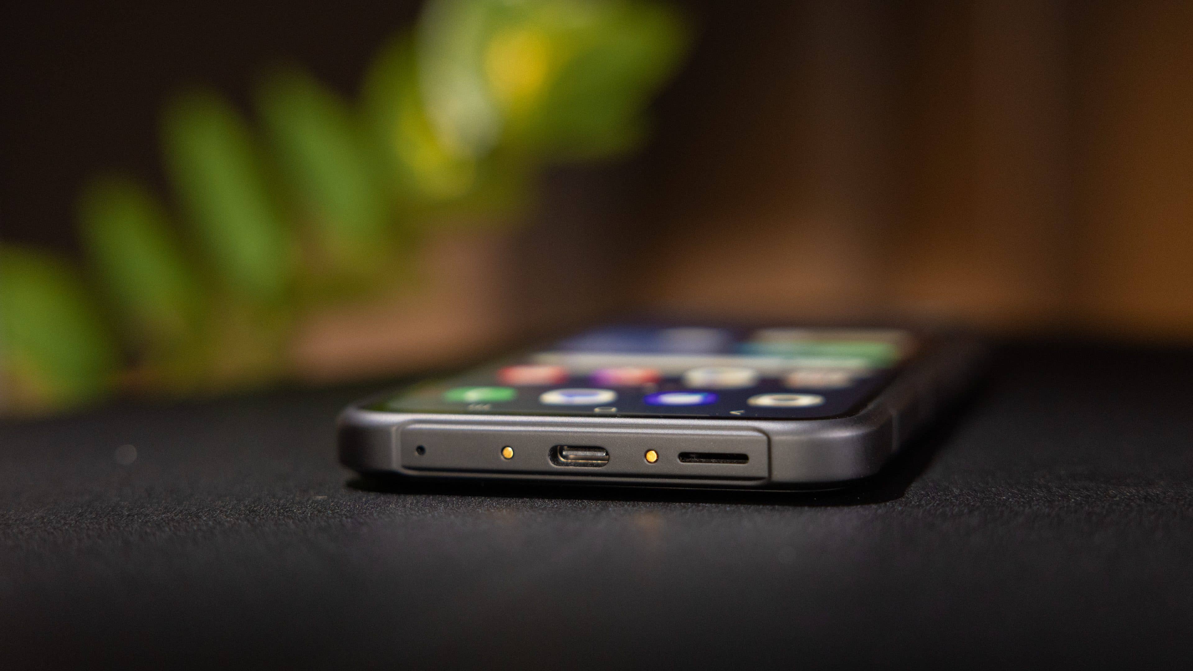 Samsung Galaxy XCover 7 Pro Smartphone mit sichtbaren USB-C- und Audiobuchsen. Samsung Galaxy XCover 7 Pro Smartphone mit sichtbaren USB-C- und Audiobuchsen.