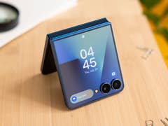 Ein Samsung Galaxy Z Flip7 Smartphone in gefalteter Position, das die Uhrzeit 04:45 auf dem Bildschirm zeigt.