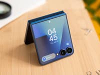 Ein Samsung Galaxy Z Flip7 Smartphone in gefalteter Position, das die Uhrzeit 04:45 auf dem Bildschirm zeigt.