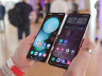 Samsung Galaxy Z Flip 5 vs 4 aufgeklappt nebeneinander