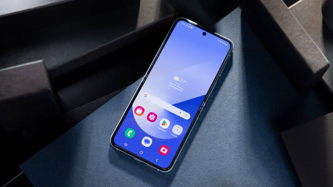 Blick auf das aufgeklappte Display des Galaxy Z Flip 6 Blick auf das aufgeklappte Display des Galaxy Z Flip 6