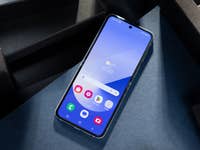 Blick auf das aufgeklappte Display des Galaxy Z Flip 6