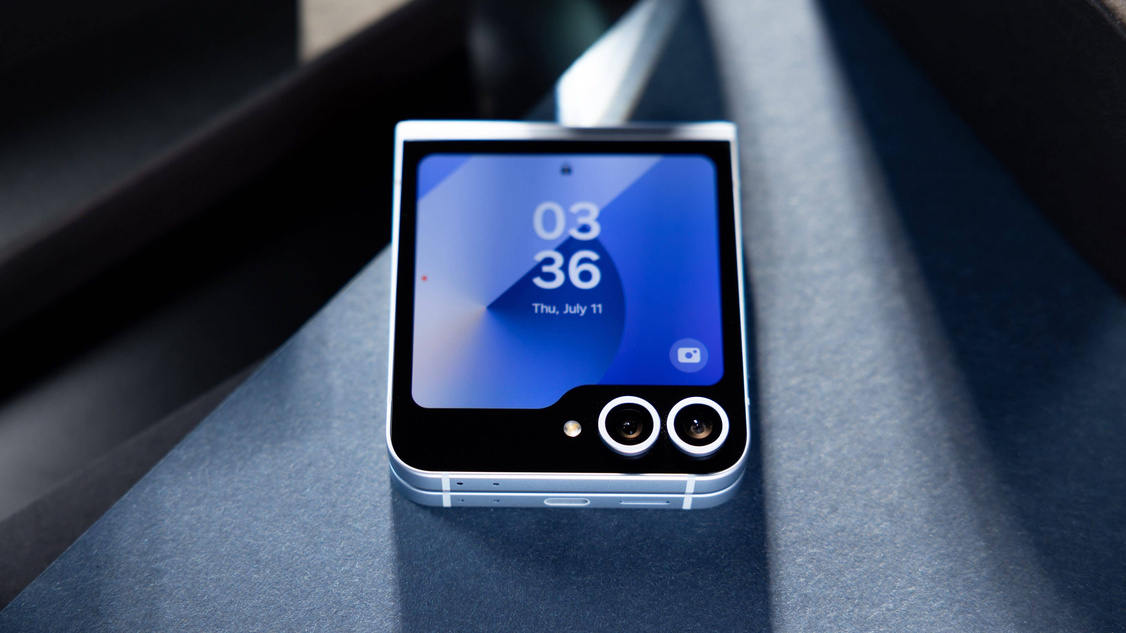 Blick auf das Außendisplay des zugeklappten Galaxy Z Flip 6 Blick auf das Außendisplay des zugeklappten Galaxy Z Flip 6