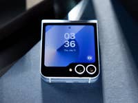 Blick auf das Außendisplay des zugeklappten Galaxy Z Flip 6