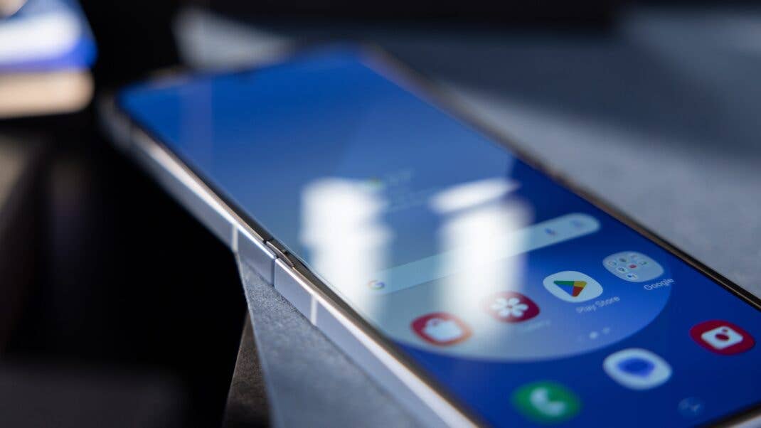 Blick auf den Knick im Display des Z Flip 6 Blick auf den Knick im Display des Z Flip 6