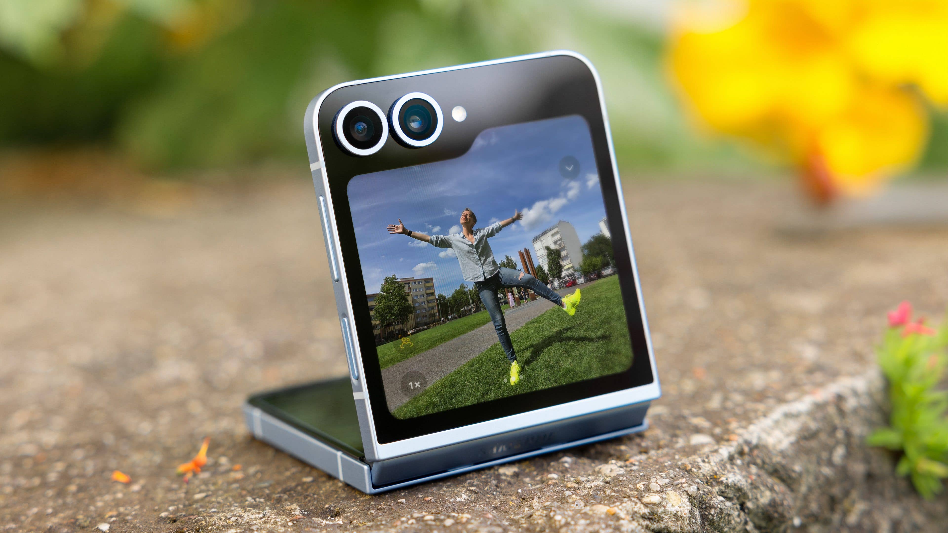 Ein aufgeklapptes Galaxy Z Flip 6 mit einem Foto auf dem Außendisplay