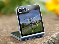 Ein aufgeklapptes Galaxy Z Flip 6 mit einem Foto auf dem Außendisplay