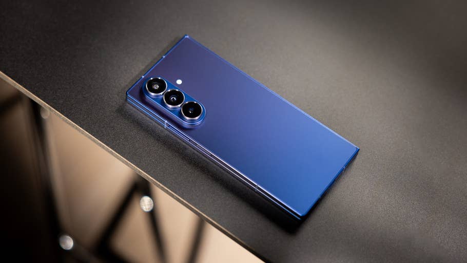 Ein Samsung Galaxy Z Fold7 Smartphone in blauer Farbe auf einer dunklen Oberfläche.