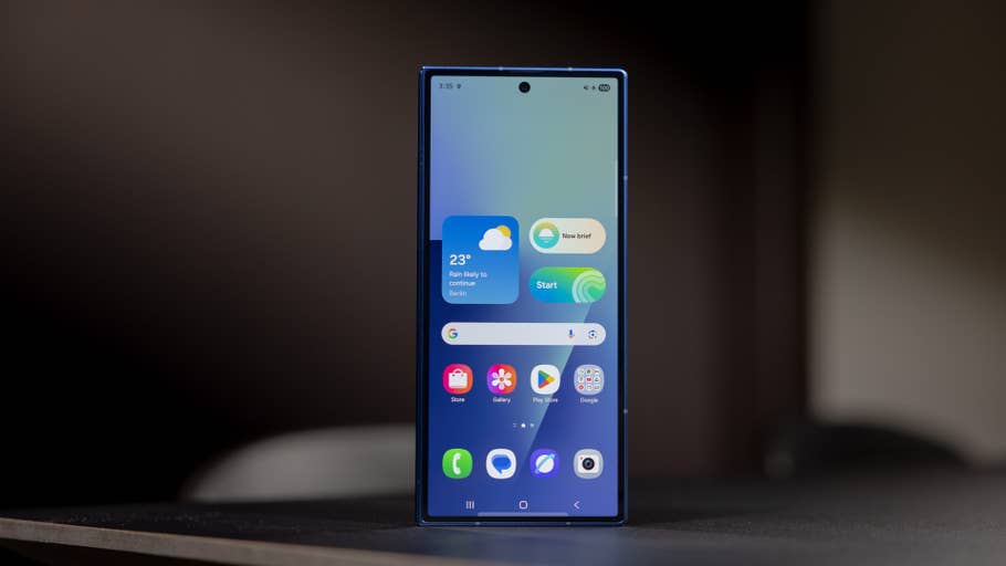 Samsung Galaxy Z Fold7 Smartphone, der einen bunten Startbildschirm mit verschiedenen Apps anzeigt.