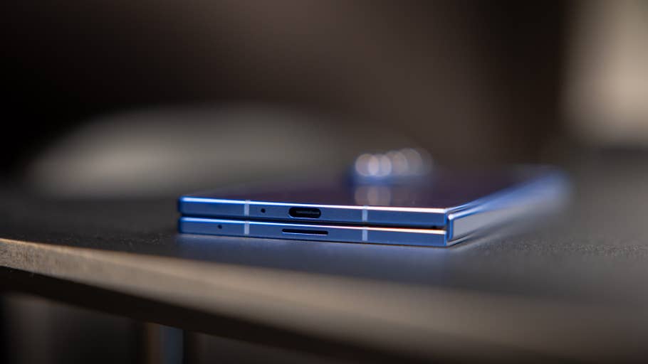 Zwei Samsung Galaxy Z Fold 7 Smartphones auf einem Tisch, die ihr schlankes blaues Design und USB-C-Anschlüsse zeigen.