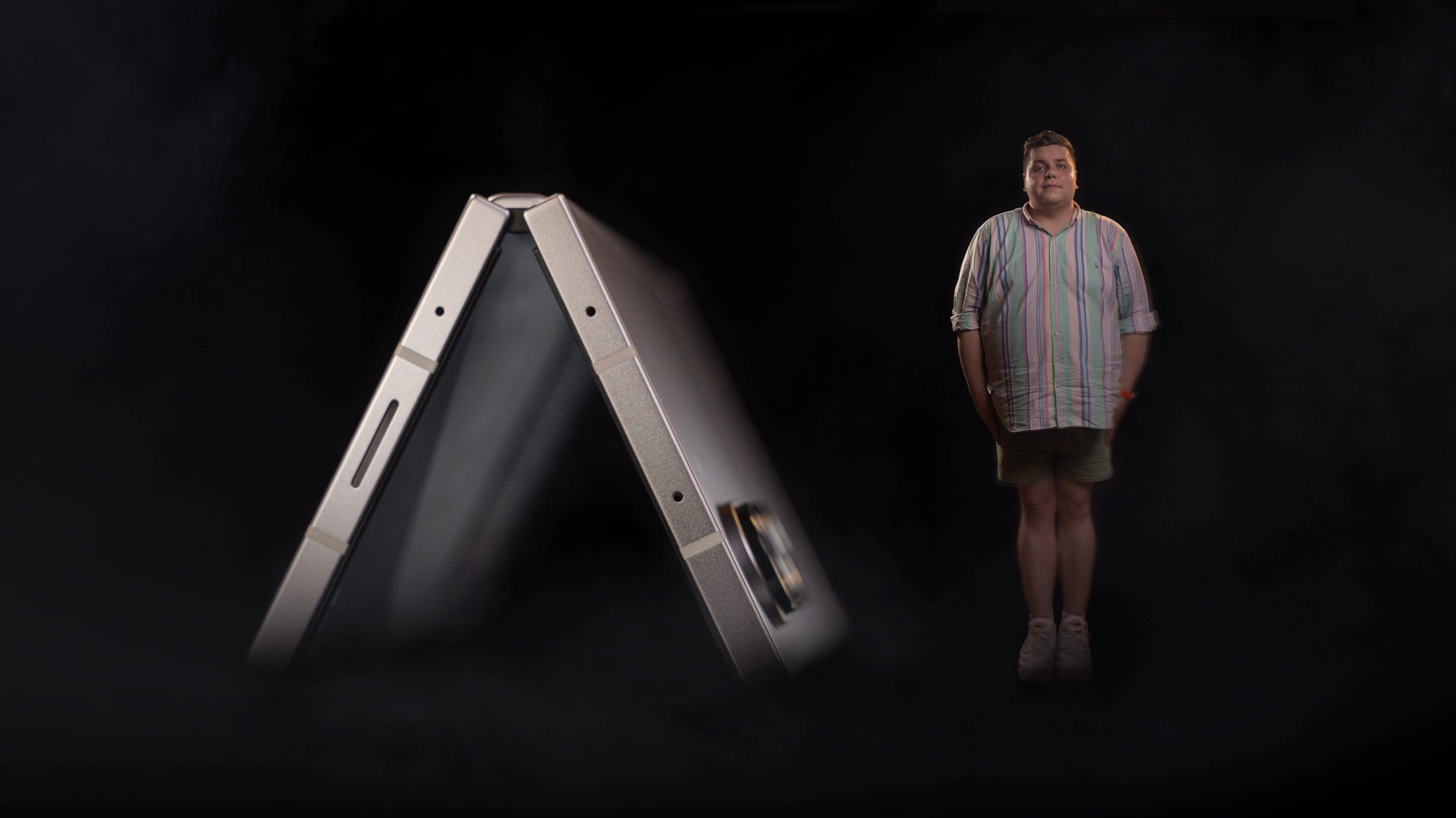 Ein Samsung Galaxy Z Fold 6 Smartphone wird schräg angezeigt, während eine Person in der Nähe steht.