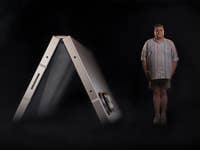 Ein Samsung Galaxy Z Fold 6 Smartphone wird schräg angezeigt, während eine Person in der Nähe steht.