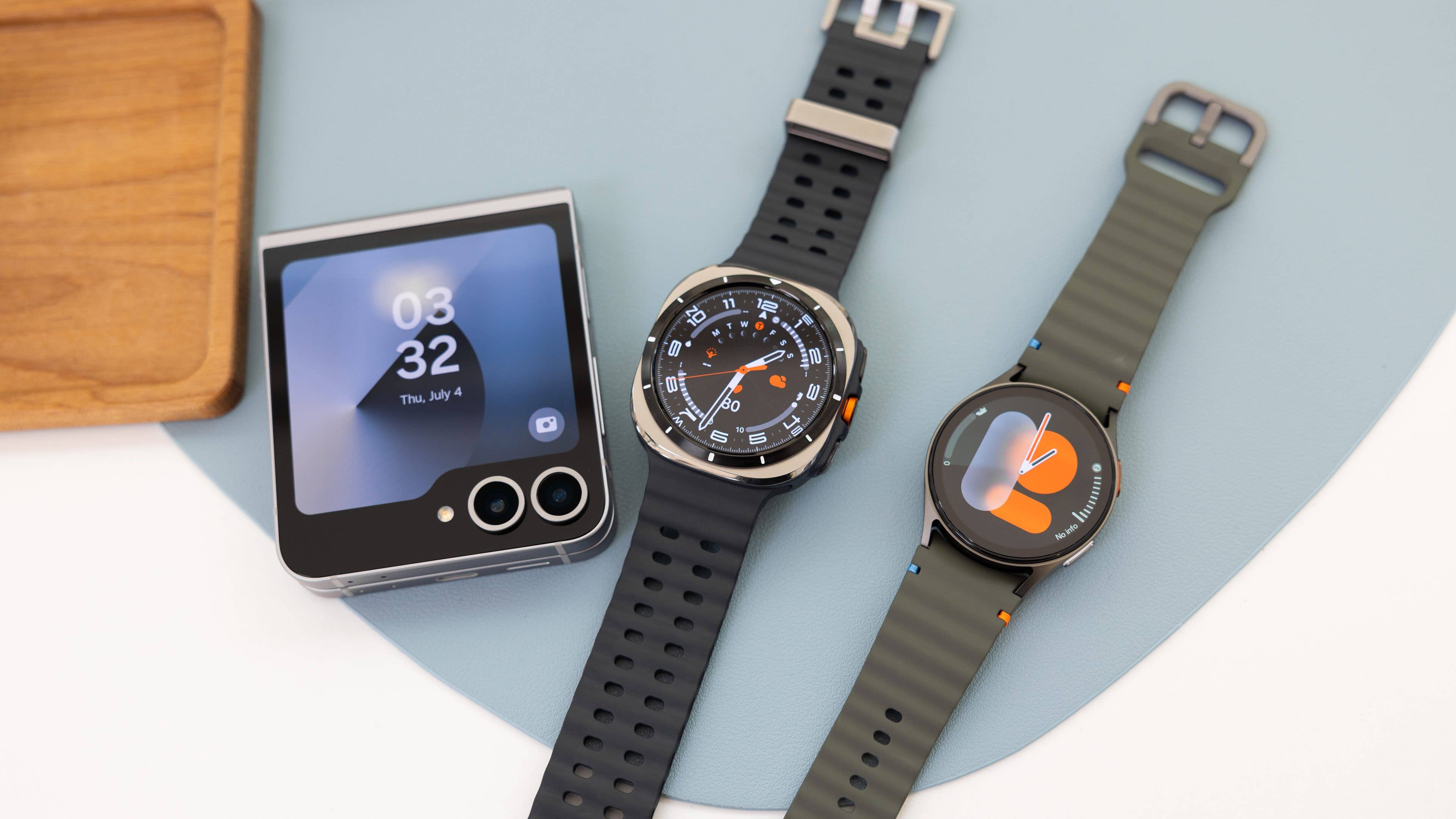 Samsung Watch 7 und Samsung Watch Ultra neben einem Galaxy Z Flip 6 Samsung Watch 7 und Samsung Watch Ultra neben einem Galaxy Z Flip 6