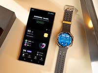 Galaxy Watch Ultra liegt neben einem S24 Ultra auf dem Tisch