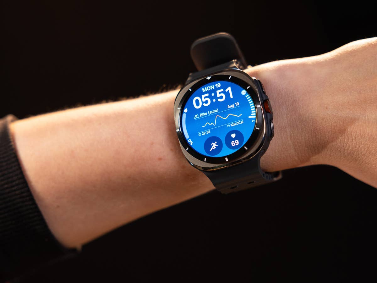 Die Watch Ultra wirkt an meinem 148 mm langen Handgelenk ziemlich groß. Samsung Galaxy Watch Ultra am linken Handgelenk getragen