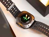 Blick auf die Unterseite der Galaxy Watch Ultra mit den Sensoren