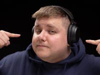 Antoine hat den Sennheiser Accentum Wireless auf dem Kopf