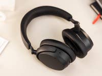 Das Sennheiser Accentum Wireless von oben gesehen und flach auf einem Tisch platziert