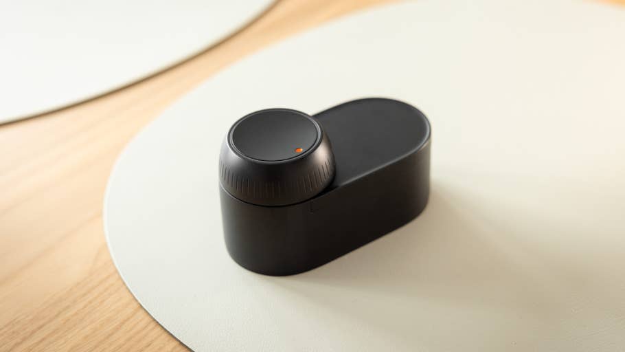 Ein schwarzes SwitchBot Ultra Touch Combo Schloss auf einer hellen Oberfläche.