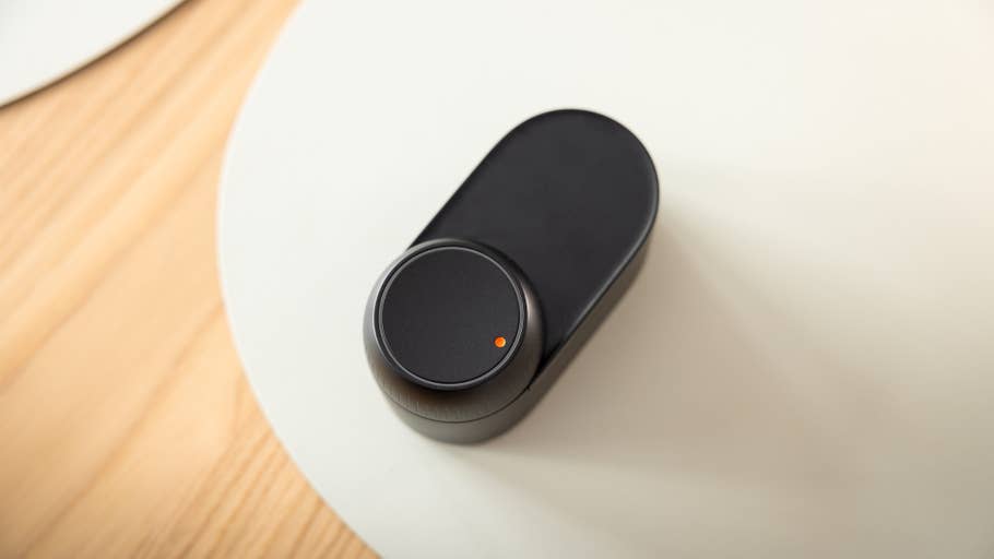 Ein schwarzes SwitchBot Ultra Touch Combo Schloss auf einem hellen Hintergrund.