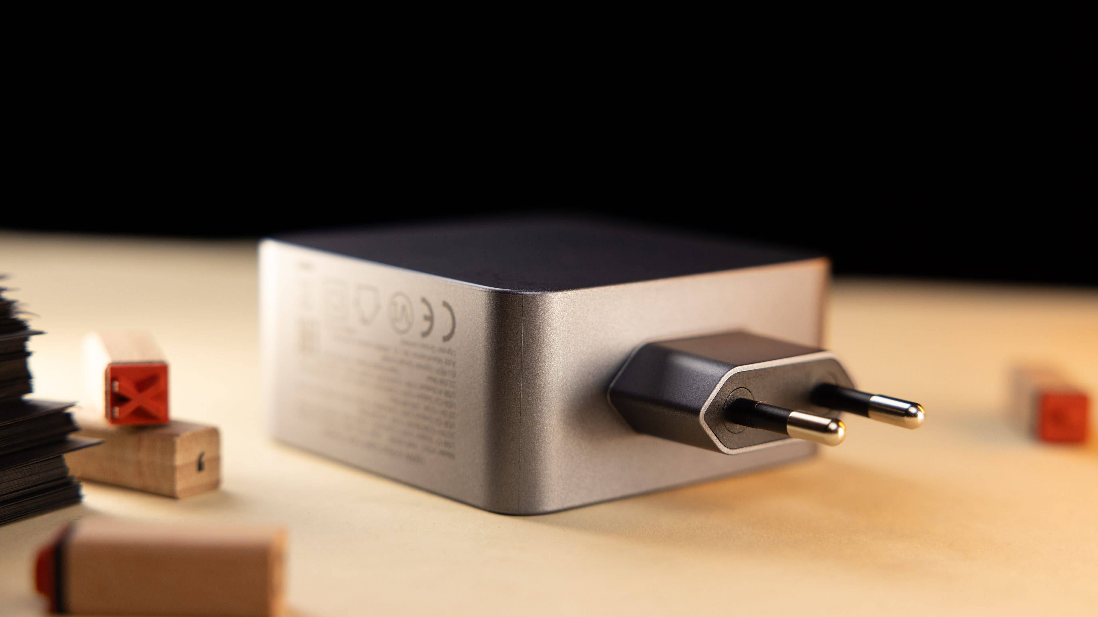 Ugreen Nexode Pro 160W in Nahaufnahme auf einem Tisch