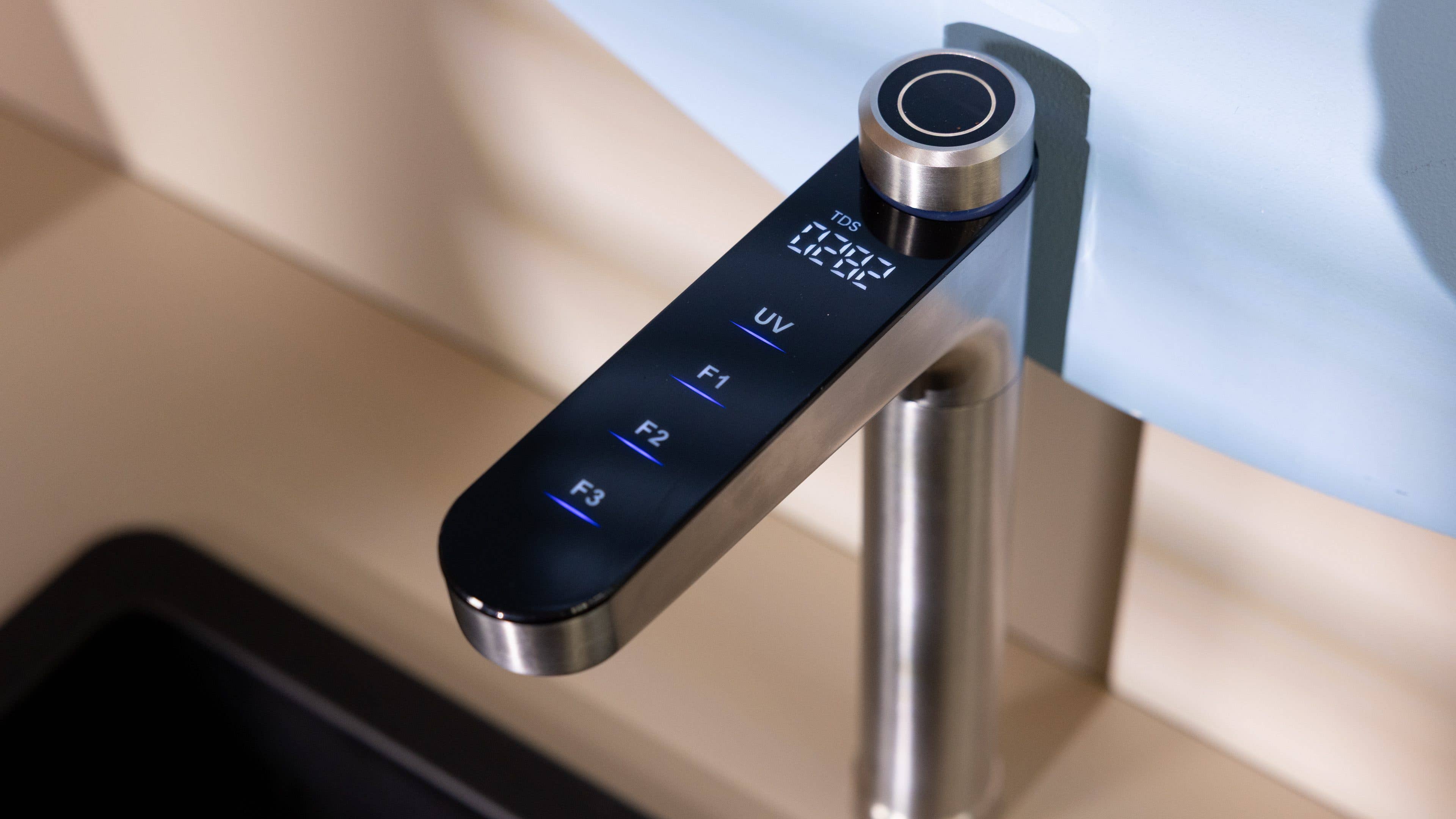 Ein moderner Küchenwasserhahn mit digitalem Display und Touch-Bedienelementen zur Wasserfiltration.