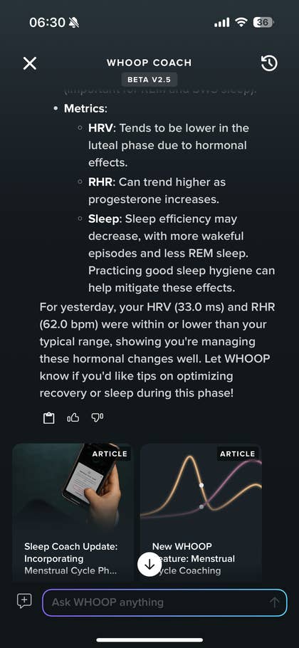 WHOOP Coach-Oberfläche mit HRV- und RHR-Metriken im Zusammenhang mit Schlaf und Menstruationszyklus.