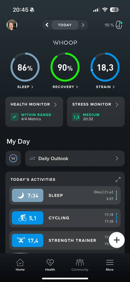 Aktueller WHOOP-App-Bildschirm, der Schlaf-, Erholungs- und Belastungsmetriken zeigt.