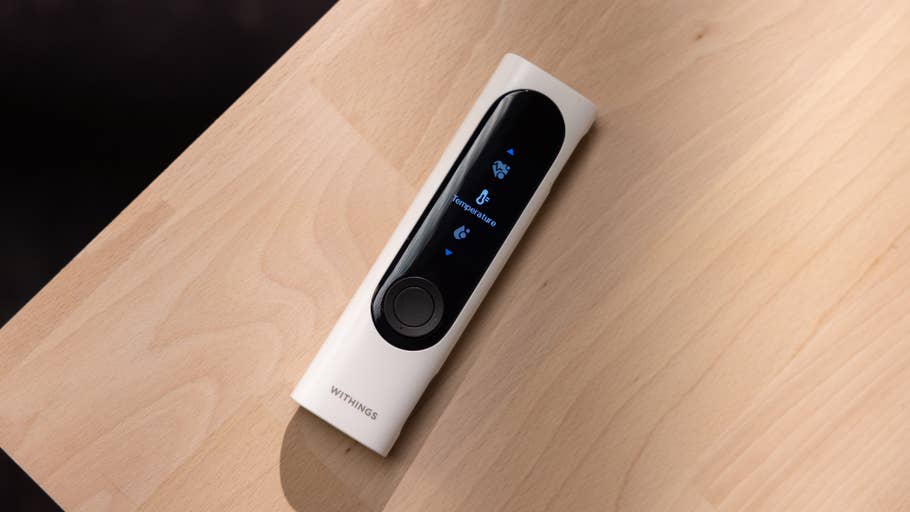 Ein Withings BeamO-Gerät auf einer Holzoberfläche, das Gesundheitsdaten anzeigt.