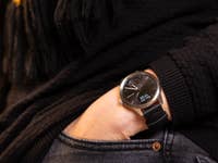 Eine Person trägt die Withings Smartwatch 2 mit der Hand in der Tasche