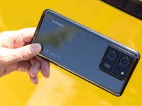 Xiaomi 13T Pro vor gelbem Hintergrund