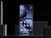 Xiaomi 14T Pro-Smartphone zeigt den Startbildschirm mit App-Symbolen und einer Uhrzeit von 4:59.