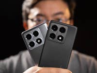 Eine Person hält zwei Xiaomi 14T Pro-Smartphones, eines in Grau und eines in Schwarz, vor einem dunklen Hintergrund.